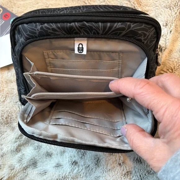 Baggallini triple zip belt bag - Picture 4 of 8